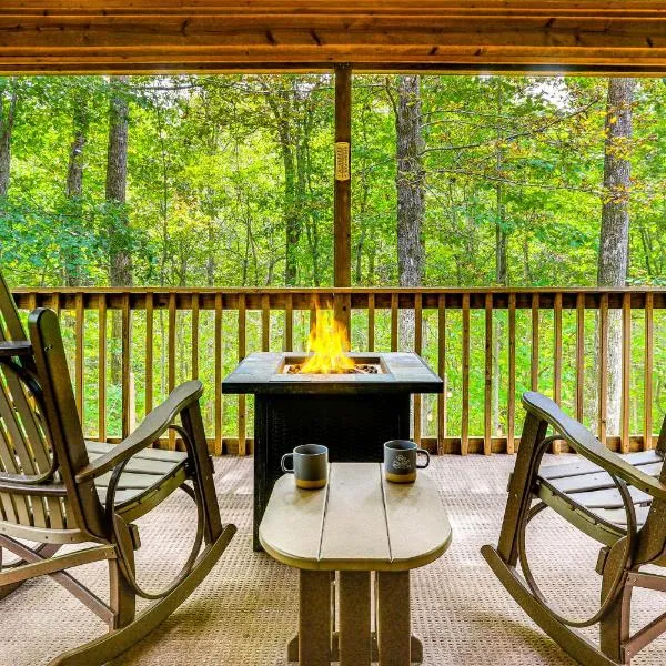 Hot Tub & Hikes: Dahlonega Cabin - 4 Mi to Town!, Hotel in Dahlonega