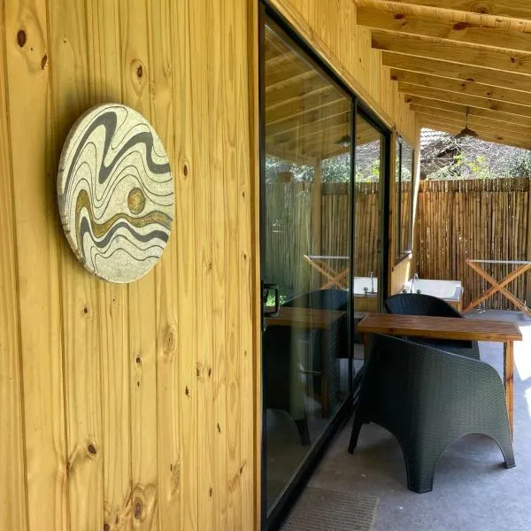 Increíble cabaña, naturaleza, a 300m del mar, Pinamar, ξενοδοχείο σε Pinamar