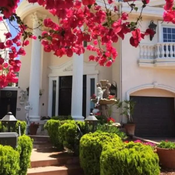 Entire Second Flr - Santa Monica Luxury Roman Villa, hotel di Los Angeles