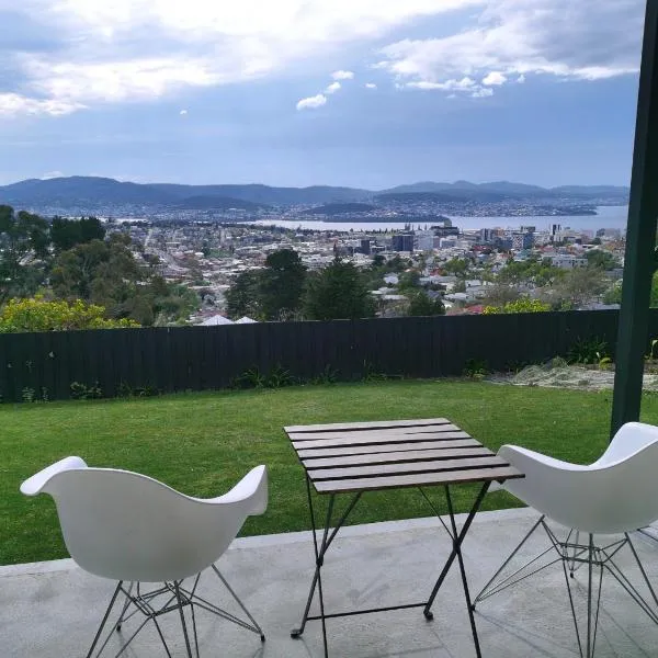 Hobart Retreat with City and Water View, hotel v destinaci West Hobart