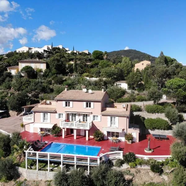 La Villa 101 -TOPVACANCES -LES ISSAMBRES, hôtel à Roquebrune-sur Argens