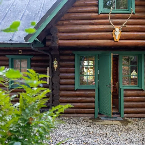 Mysig timmerhus i skogen med privat bastu nära sjön, hotel v destinaci Orkelljunga