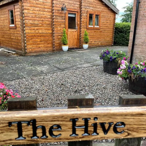 The Hive - A Cosy, Pet Friendly, Rural Log Cabin with far reaching views, hotel in Worcester