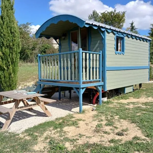 Roulotte du Touton avec jacuzzi, hotel em Preignan