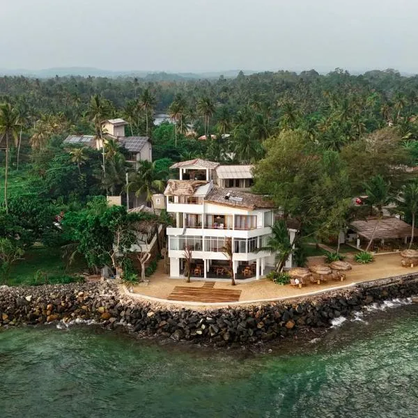 Blue Waves Surf House - Beach Hotel، فندق في آهانغاما