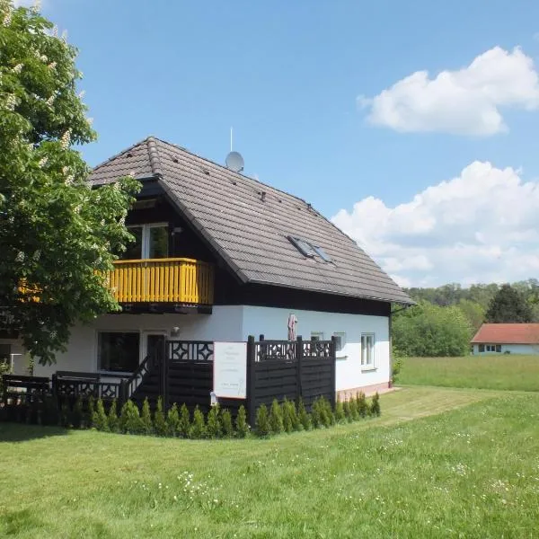 Ferienhaus Moni mit 2 separaten Wohnungen am Silbersee, hotel in Frielendorf