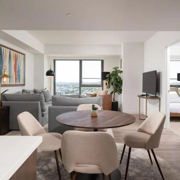 Upscale 1BR MIT Harvard WiFi Gym W D Parking, хотел в Кеймбридж