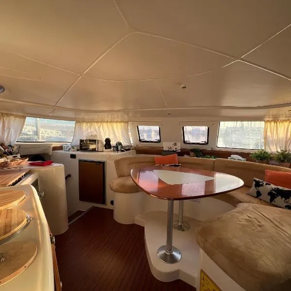 Catamaran Corto Maltese III, Hotel in Lissabon