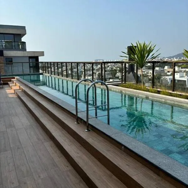 Apto Elegante com Localização Privilegiada e Rooftop incrível, hotel in Florianópolis