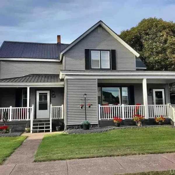 Spacious 4 BR 2BA Home with Bar and Fenced Yard, hotel in Ironwood