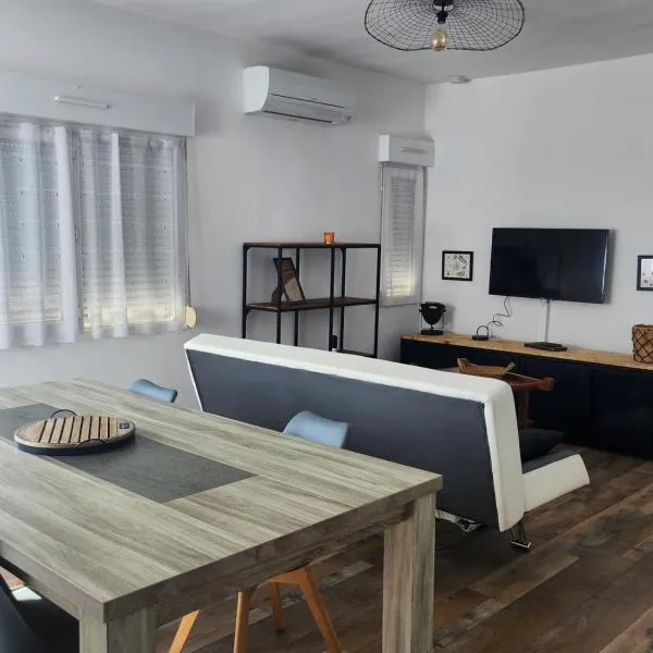 LE PECHE MIGNON - Appart 2 - locationlatamarissiere, hotel in Agde