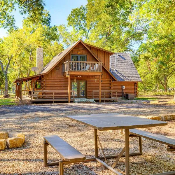 'Rock Creek Lodge' 1 Mi to Lake of the Arbuckles!, hotel in Sulphur