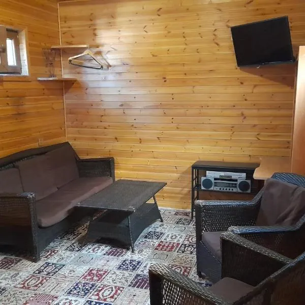 Wooden room in garden house, hotel v destinaci Nachičevan