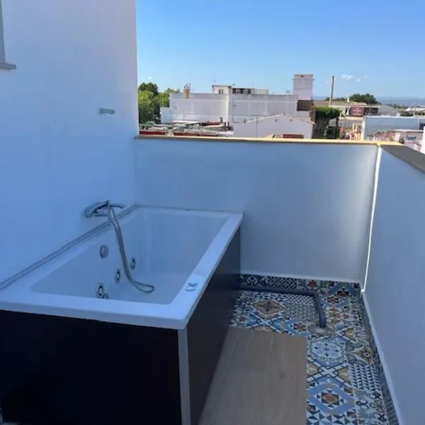 ALZIRA BONITA APARTAMENTO CON TERRAZA Y JACUZZi EXTERIOR, hotel v destinaci Alzira