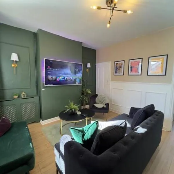 RNM - Business Contractors Ready! 3 Bedrooms, Efficient Savings! Entire House,Smart Tv, 2 Lounges, Dining Area, Private Gated Parking, Easy Access, Close to M5, Train Station, Bus Routes, Kitchen and Washroom plus amenities included!, hotel in Quinton