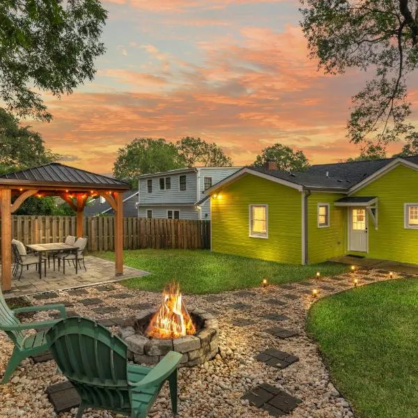 Stylish 4BR Haven: Serene Backyard and Fire Pit, hotel v destinaci Charlotte