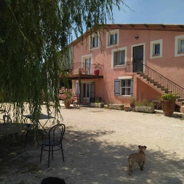 Ecurie Le Pas du Loup, hotel v destinaci Caumont-sur-Durance