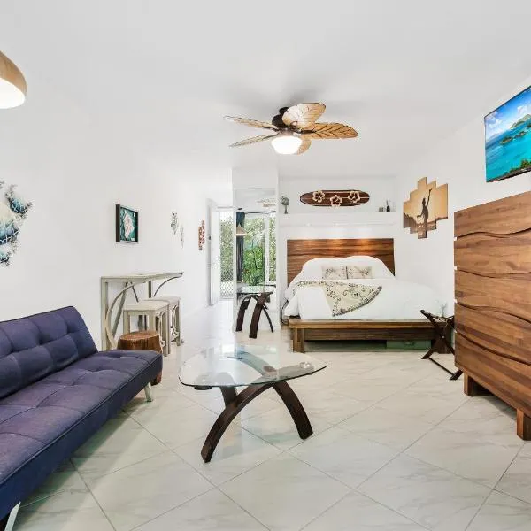 DOWNTOWN Hawaiian Theme Condo with Hot Tub, Pool & Beach - Kona Islander Inn, hotel in Kailua-Kona