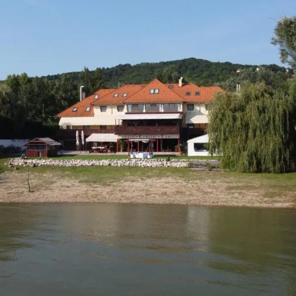 Camelot Club Hotel, hotel v destinácii Vác