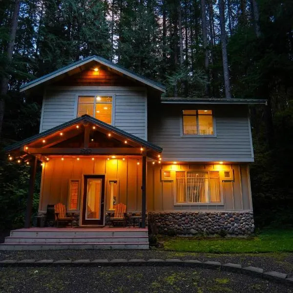 Snowline Hillside Chalet, hotel in Glacier