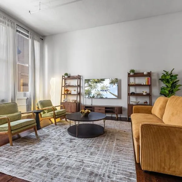 2BR Downtown Gem with Arcade games! - Sleeps 7 - Near Convention Center - Stadium, hotel di Indianapolis