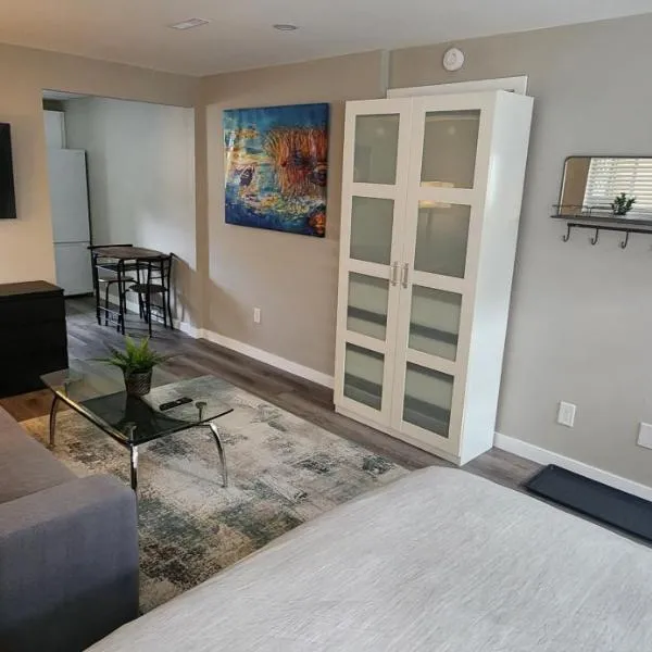 The Bainbridge Studio, hotel em Burnaby