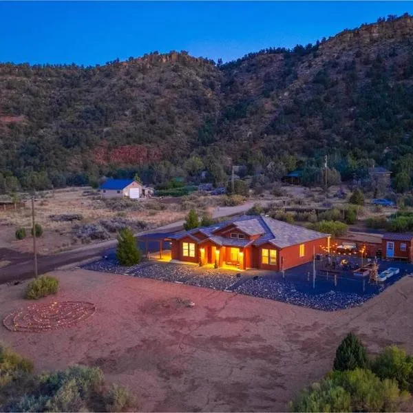 Retreat, Zion view, Hot Tub, RV Parking, 27 miles Zion, hotel v destinaci Apple Valley