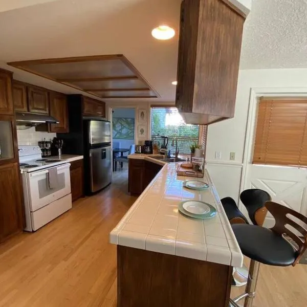 Entire home in Clackamas with Large Backyard, hôtel à Clackamas