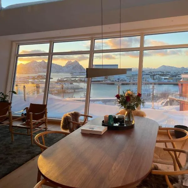 Seaview and private roof top terrace with jacuzzi in Lofoten, hotel in Svolvær
