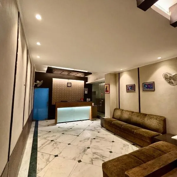 Status Business Hotel - Naveen Market, hotel in Kānpur