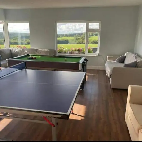 Tranquil countryside farmhouse stay, hotel v destinaci Thurles
