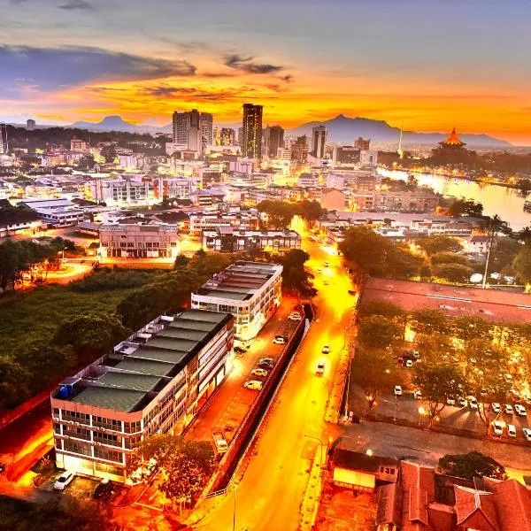 Riverine High Floor Luxury Stay 4 pax Waterfront View from Balcony, hotel in Kuching