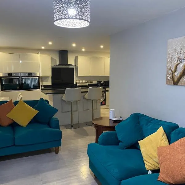 Modern 2 bedroom flat with Sky TV & free parking, hotel in Dagenham