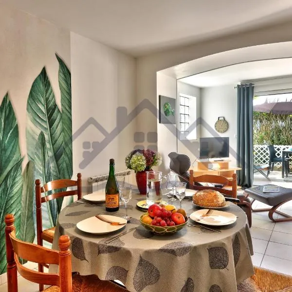 LocaLise - A02 - Appartement de plain-pied - terrasse - Juste à côté de la plage - Centre et port à pied - Wifi inclus - Draps inclus - Animaux bienvenus, hotel em Tréffiagat