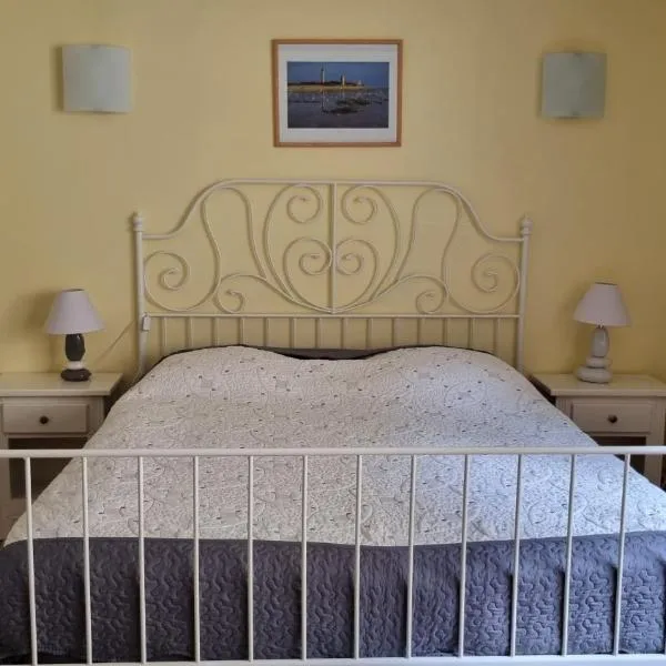 Beau logement autonome à 15 mn du centre de Dijon, hotel v destinaci Norges-la-Ville