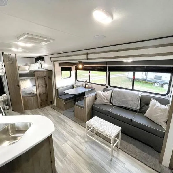 RV located on private property, providing access to the Guadalupe River, accommodates up to 5 guests, hotel v destinaci New Braunfels