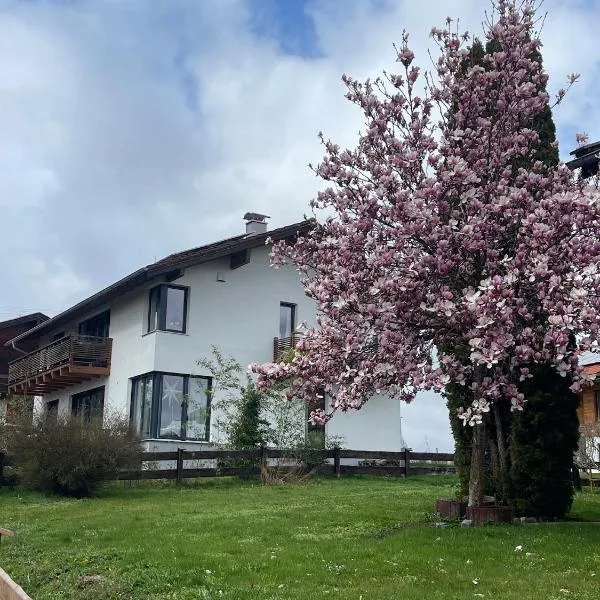 80qm Appartement, 3 Schlaf-Zimmer, integrierter Küche und Bad, 2min von A8, Garten mit Sitzgruppe, ruhig und modern, hotel in Irschenberg
