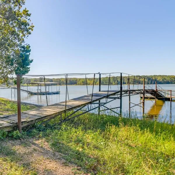 Lakefront New Concord Paradise with Screened Porch!, hotel v destinaci Faxon