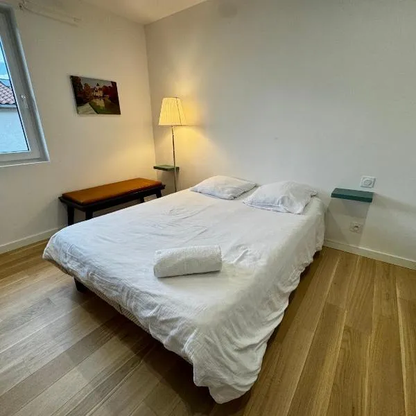 Chambre privée climatisée avec salle de bains partagée-le Sapin, hotel in Genay