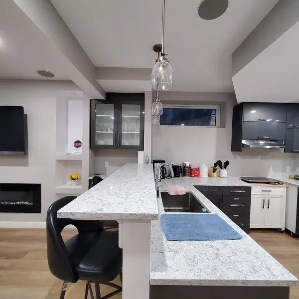 Private Entrance 2 Bed 1 Bath, hotel in Winnipeg