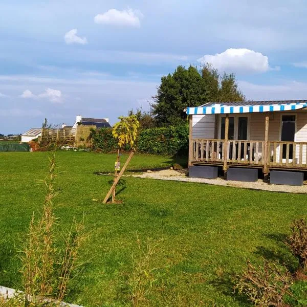 Mobil-home vue mer et campagne, hotel v destinaci Plounévez-Lochrist