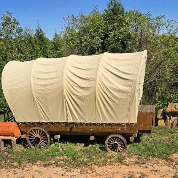 Covered Wagons Hill Camp - WAGON 4, hotel in Lenoir