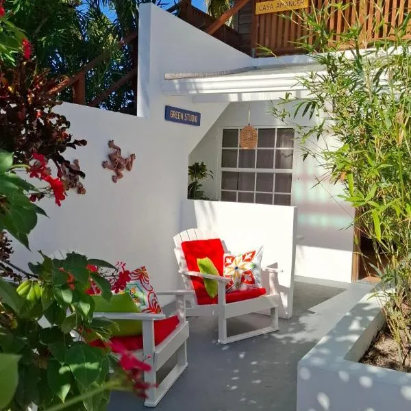 Amanda's Place Green Studio - pool and tropical garden, hotel en Cayo Caulker