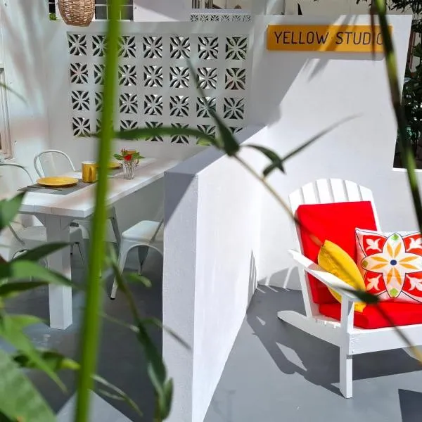 Amanda's Place Yellow Studio - Pool and Tropical garden, hotel in Caye Caulker