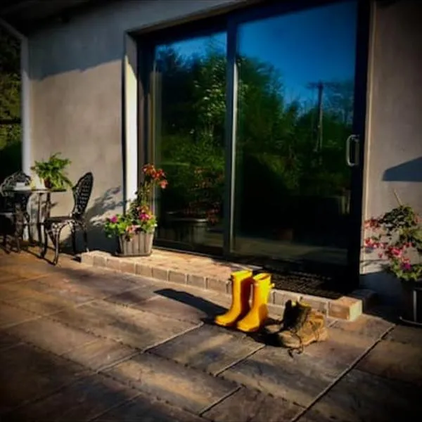 Peaceful, relaxing and warm 2-bedroom, sleeps 4, self-catering Galtee Mountain Lodge - for Mitchelstown, Cahir, Cashel and Cork, 1hr drive from 4 cities, Hotel in Cahir