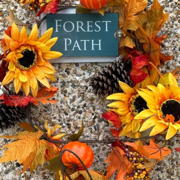 Forest Path luxury Studio Apartment with large bedroom bathroom and sauna Sleeps up to 4, hotel v destinaci Ballynahinch