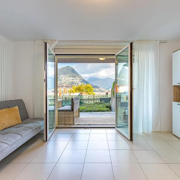 Imperial of Lugano 2 with a lake view and garden behind the station and 10 min from the lake of Lugano, hotel v destinaci Lugano
