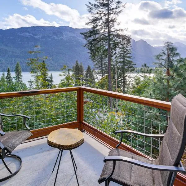 Hot Tub & Stunning Mtn Views! Lake Wenatchee Home, khách sạn ở Leavenworth