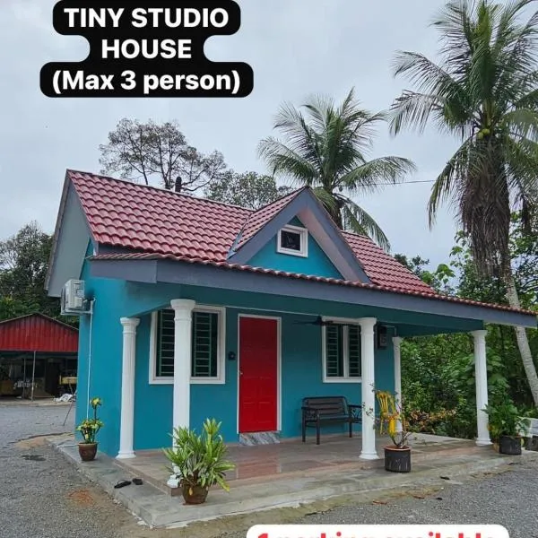 Atocha Tiny Studio House - Temerlok Terong, Perak - max 3 person only, hotel v destinaci Kampong Salak