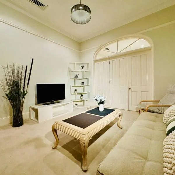 House 3 bedrooms 2 baths 2 parkings in Mosman, hotel v destinaci Sydney